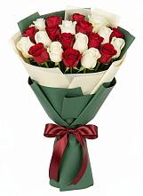 Букет Микс из красных и белых роз в Пильне