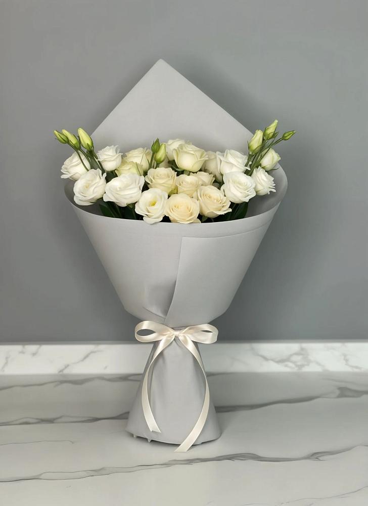 Букет цветов из: Розы и Лизиантусы в Пильне