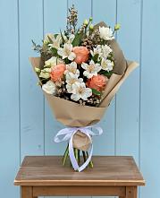 Букет цветов из:  Альстромерии, Лизиантусы, Розы и Хризантемы в Пильне