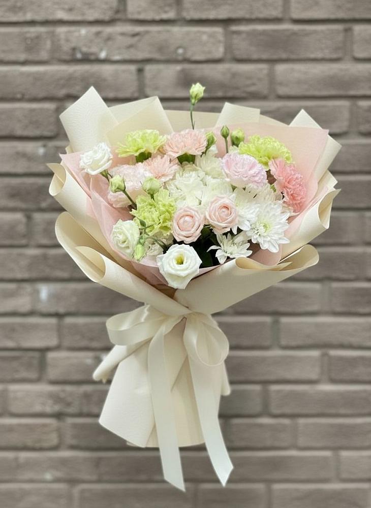 Букет цветов из: Гвоздики, Розы, Лизиантусы и Хризантемы в Пильне