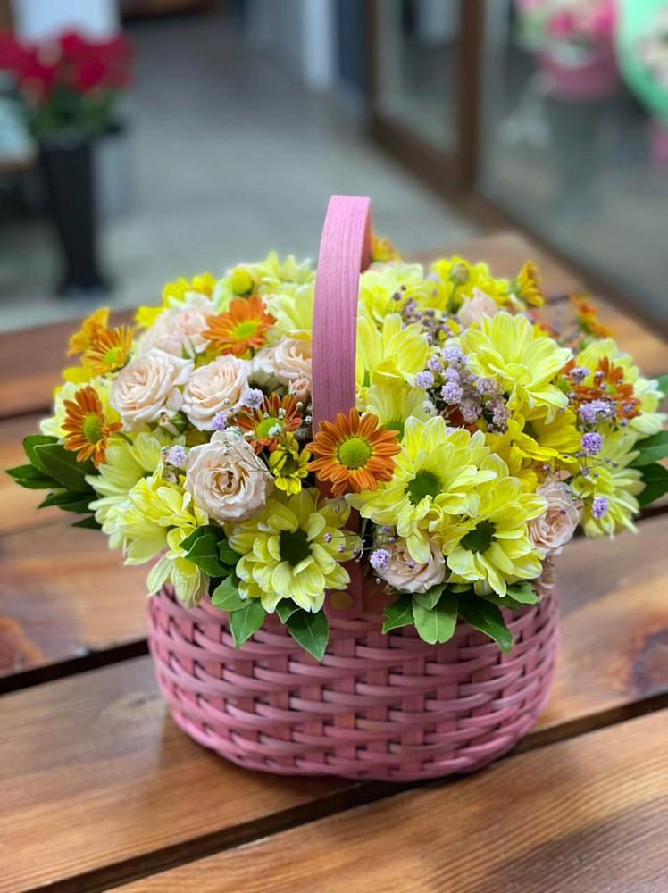 Цветочная композиция из Хризантемы и Розы в корзине в Пильне