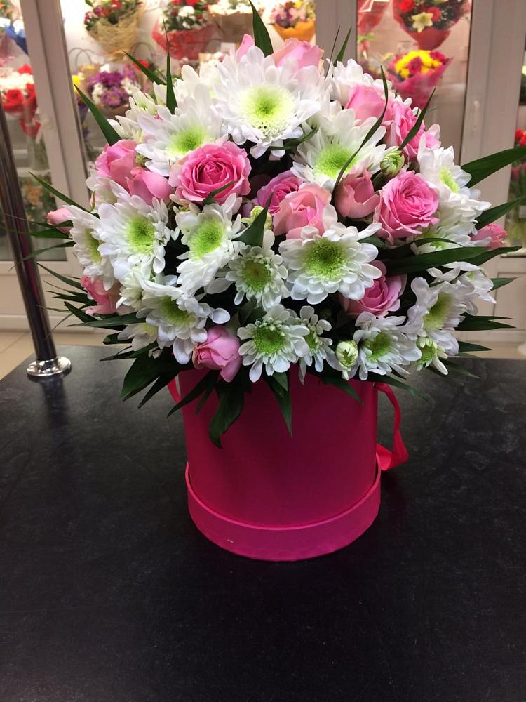 Цветочная композиция из Розы и Хризантемы в шляпной коробке в Пильне