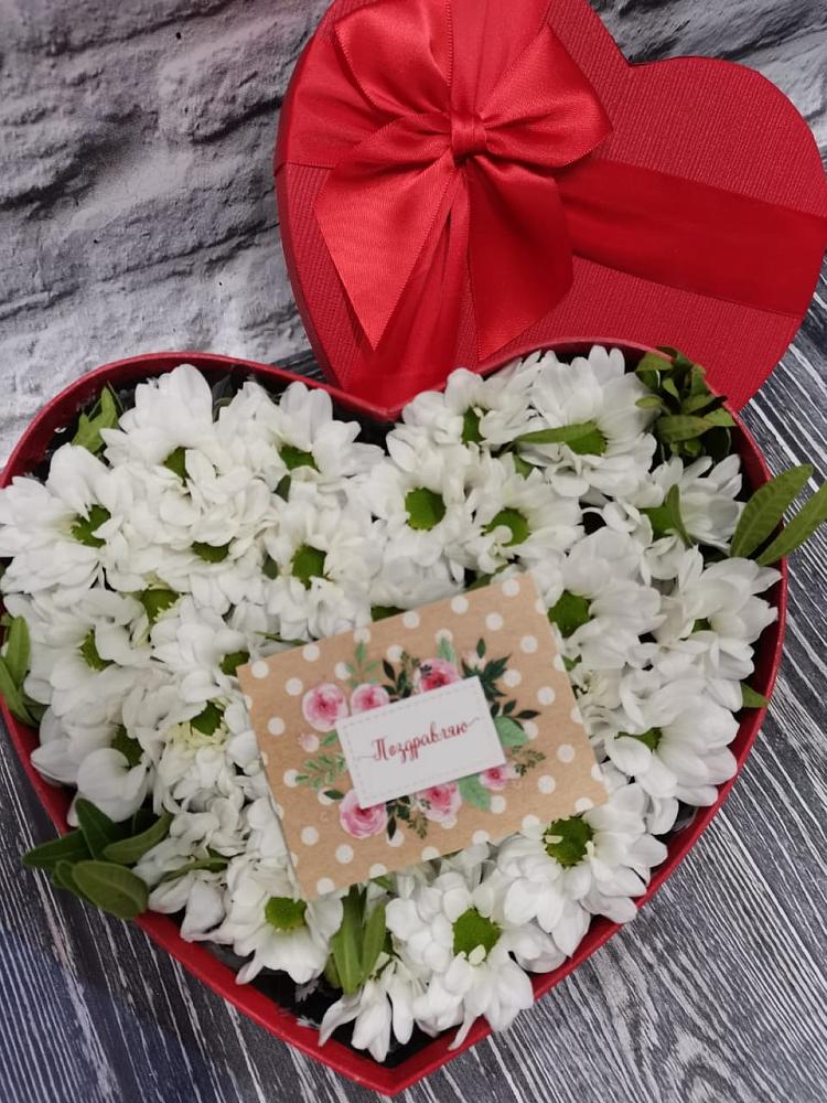 Цветочная композиция из Хризантемы в виде сердца в Пильне