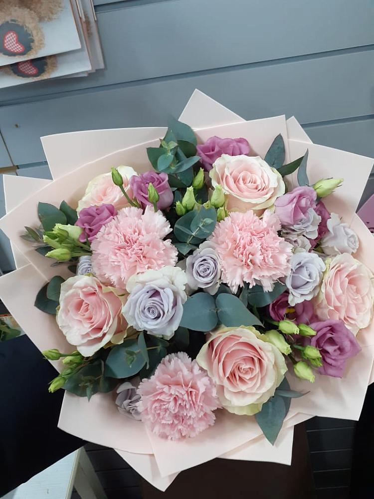 Букет цветов из: Розы, Гвоздики и Лизиантусы в Пильне